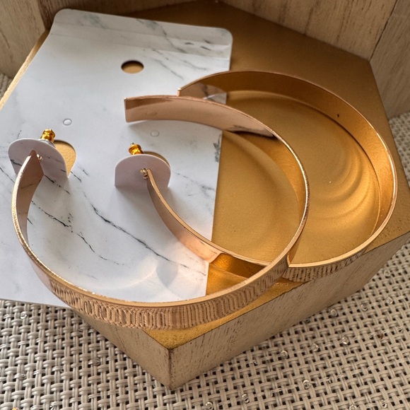 Flat shiny gold large hoop earrings - Picture 3 of 5